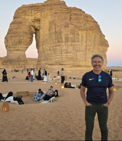 Franco Mattei all'Elephant Rock, in Arabia Saudita